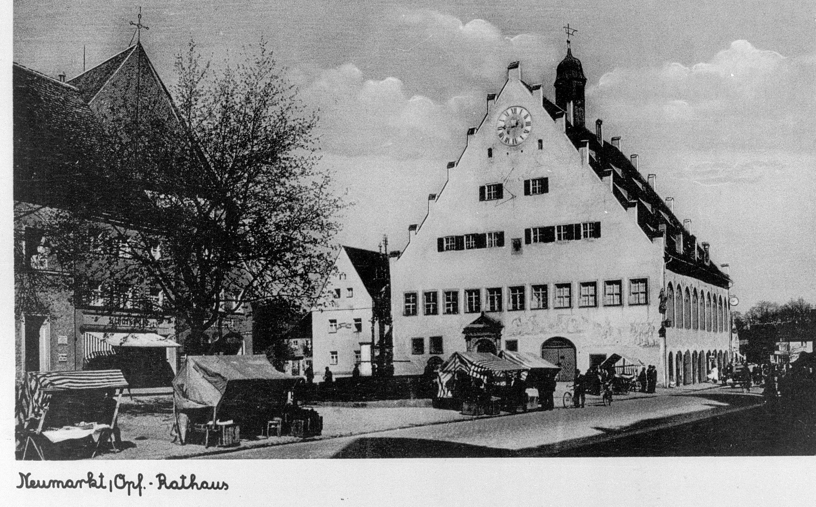 036 Rathaus mit Jahrmarktbuden